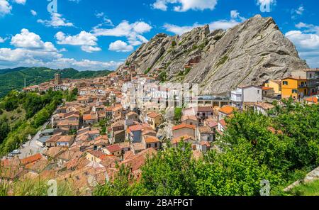 Panoramaaussicht in Pietrapertosa, kleines Dorf an den Luzanischen Dolden, Provinz Potenza, Basilikata, Italien. Stockfoto