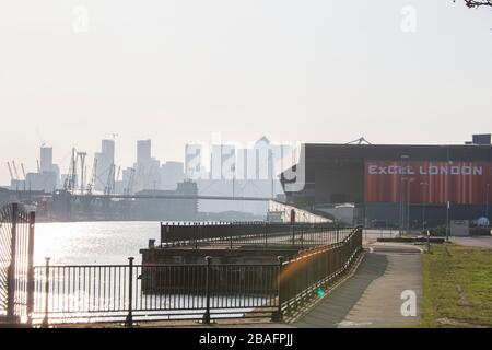 Excel, London, Großbritannien. März 2020. Ein neues Krankenhaus wird geöffnet, um Tausende weitere Patienten mit Coronavirus zu unterstützen, mit einer Kapazität für bis zu 4.000 Patienten, teilte NHS mit. Heute ist das Excel-Zentrum eingezäunt. Credit: Marcin Nowak/Alamy Live News Stockfoto