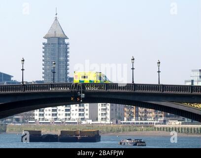 London, Großbritannien. März 2020. Ein Krankenwagen eilt über die Battersea Bridge auf dem Weg nach Chesea und Westminster Hopsital, während die Krise in Coronaviris sich verschlechtert. Kredit: Brian Minkoff/Alamy Live News Stockfoto