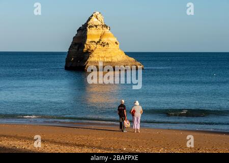 Lagos, Portugal - 4. März 2020: Älteres Paar, das den Blick vom Dona Ana Beach betrachtet Stockfoto