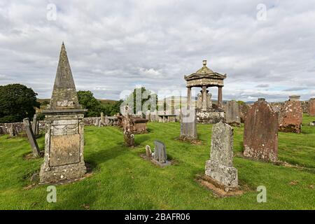 Obelisk und Gräber auf dem Old Castleton Cemetery, Newcastleton, St Martin's Churchyard, Byerholm, Castleton, Roxburghshire, Schottland Stockfoto