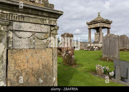 Text aufgezeichnet auf dem Grabstein Obelisk aus dem 18. Jahrhundert, Old Castleton Cemetery, Newcastleton, St Martin's Churchyard, Byerholm, Castleton, Roxburghshire Stockfoto