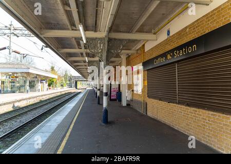 Westcliff-on-Sea, Großbritannien. März 2020. Trotz eines regulären Zugverkehrs scheint es nur sehr wenige Menschen zu geben, die den C2C-Bahnverkehr zu Stoßzeiten nutzen. Penelope Barritt/Alamy Live News Stockfoto