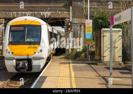 Westcliff-on-Sea, Großbritannien. März 2020. Trotz eines regulären Zugverkehrs scheint es nur sehr wenige Menschen zu geben, die den C2C-Bahnverkehr zu Stoßzeiten nutzen. Penelope Barritt/Alamy Live News Stockfoto