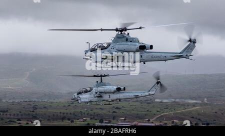 Ein US-Marine-Hubschrauber AH-1W Super Cobra und AH-1Z Viper mit Marine Light Attack Helicopter Squadron 775 fliegen in Formation entlang der südkalifornischen Küste am 14. März 2020 in der Nähe von Pendleton, Kalifornien. Stockfoto