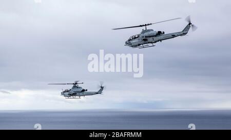 Ein US-Marine-Hubschrauber AH-1W Super Cobra und AH-1Z Viper mit Marine Light Attack Helicopter Squadron 775 fliegen in Formation entlang der südkalifornischen Küste am 14. März 2020 in der Nähe von Pendleton, Kalifornien. Stockfoto