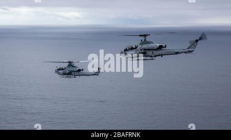 Ein US-Marine-Hubschrauber AH-1W Super Cobra und AH-1Z Viper mit Marine Light Attack Helicopter Squadron 775 fliegen in Formation entlang der südkalifornischen Küste am 14. März 2020 in der Nähe von Pendleton, Kalifornien. Stockfoto