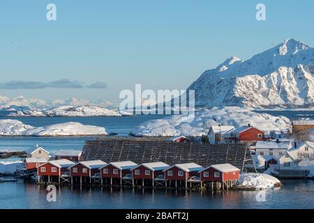 Blick auf die Fischerhäuschen im Svinoeya Rorbuer (Hotel) in Svolvaer, einer Fischerstadt auf den Lofoten Inseln, Nordland County, Norwegen. Stockfoto