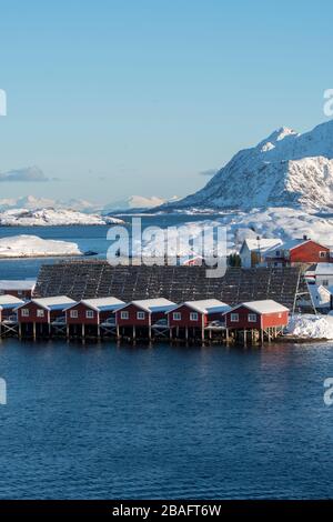 Blick auf die Fischerhäuschen im Svinoeya Rorbuer (Hotel) in Svolvaer, einer Fischerstadt auf den Lofoten Inseln, Nordland County, Norwegen. Stockfoto