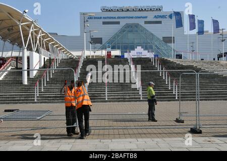 London, Großbritannien. März 2020. London, Großbritannien. März 2020. Bauarbeiter des Excel London Ausstellungszentrums, das in ein NHS-Krankenhaus mit dem Namen Nightingale Hospital zur Behandlung von Coronavirus CasesLondon, Großbritannien - 27. März 2020 Kredit: Nils Jorgensen/Alamy Live News umgewandelt wird Stockfoto