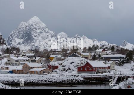 Blick im Winter auf das kleine Dorf Kabelvag bei Svolvaer, auf die Lofoten Inseln, Nordland County, Norwegen. Stockfoto