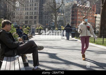 New Yorker üben soziale Distanzierung im Madison Square Park an einem sonnigen Nachmittag, New York City, USA Stockfoto