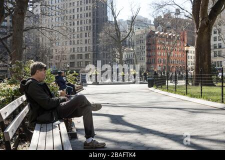 New Yorker üben soziale Distanzierung im Madison Square Park an einem sonnigen Nachmittag, New York City, USA Stockfoto