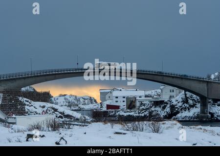 Winterszene mit Blick auf die Brücke, die das Dorf Henningsvaer verbindet, ein kleines Fischerdorf in der Nähe von Svolvaer, auf den Lofoten Inseln, Nordla Stockfoto