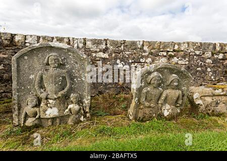 Frau und Kinder schnitzten symbolischen Grabstein, Old Castleton Cemetery, Newcastleton alias St Martin's Churchyard, Byerholm, Castleton, Roxburghshire Stockfoto