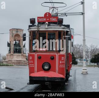 Nostalgische rote Straßenbahn am Taksim-Platz. Istiklal Street ist ein beliebtes Ziel in Istanbul.Tram läuft fast leer Istiklal Street wegen Coronaviru Stockfoto