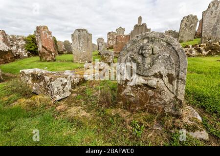 Frau und Kinder geschnitzten Grabstein, Old Castleton Cemetery, Newcastleton alias St Martin's Churchyard, Byerholm, Castleton, Roxburghshire, Schottland Stockfoto