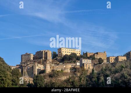 Schöne Panoramasicht auf Sorano, typisches Tuffendorf in der Grosseto Maremma, Grosseto, Toskana, Italien Stockfoto