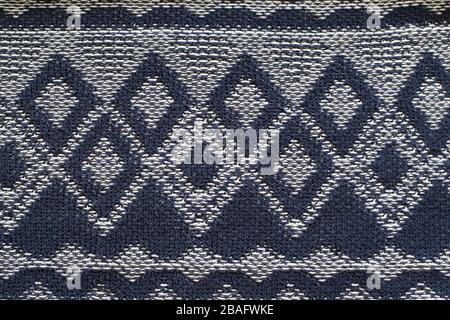 Textur aus weißem und blauem Strickmaterial Stockfoto