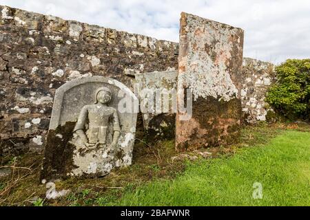 Frau liest Buch geschnitzter symbolischer Grabstein, Old Castleton Cemetery, Newcastleton alias St Martin's Churchyard, Byerholm, Castleton, Roxburghshire UK Stockfoto