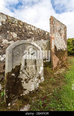 Frau liest Buch Symbolic Gravestone, Old Castleton Cemetery, Newcastleton alias St Martin's Churchyard, Byerholm, Castleton, Roxburghshire, Schottland Stockfoto