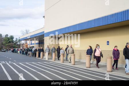 Reading, Berks County, Pennsylvania, USA - 21. März 2020: Eine lange Reihe von Menschen, die in den Laden gehen, um Zubehör zu kaufen. Stockfoto