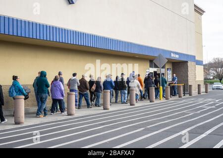 Reading, Berks County, Pennsylvania, USA - 21. März 2020: Eine große Gruppe von Leuten, die darauf warten, dass sich ein Laden öffnet, um im örtlichen Laden Zubehör zu kaufen Stockfoto