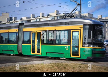 Helsinki, Finnland. März 2020. HSL Tram 6T vom West Terminal, Hafen von Helsinki, fährt während der Coronavirus Pandemie leer. Normalerweise würde diese Straßenbahn mit Fährpassagieren gefüllt. Stockfoto