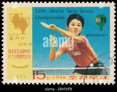 BUDAPEST, UNGARN - 27. MÄRZ 2020: Eine in Nordkorea gedruckte Briefmarke zeigt Tischtennis, etwa 1977 Stockfoto