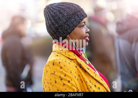 Afro-amerikanische Frau in einem städtischen Stadtgebiet Stockfoto