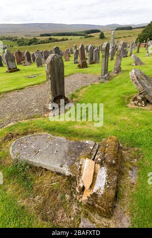 Verfallener Grabstein, Old Castleton Cemetery, Newcastleton, St Martin's Churchyard, Byerholm, Castleton, Roxburghshire, Schottland Stockfoto