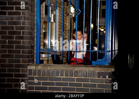 Hackney, London, England, Großbritannien. Corona Virus (Covid-19) Pandemie. Ruth und ihr Urenkel klatschen für Pfleger und unterstützen die NHS Stockfoto