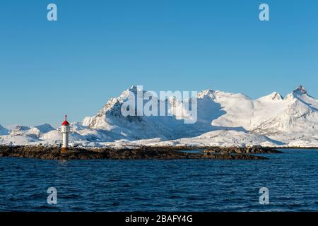 Ein kleiner Leuchtturm auf den Felsen am Hafeneingang von Svolvaer, einer Fischerstadt auf den Lofoten Inseln, Nordland County, Norwegen. Stockfoto