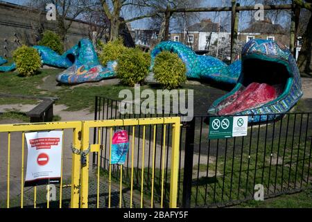 Hackney, London, England, Großbritannien. Corona Virus (Covid-19) Pandemie. Geschlossener Spielplatz mit Riesenschlange. Stockfoto