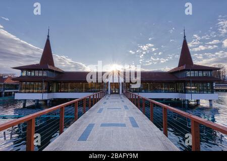 HEVIZ, UNGARN - 7. MÄRZ: Allgemeine Sicht auf das Badehaus am Thermalsee am 7. März 2020 in Heviz, Ungarn. Stockfoto