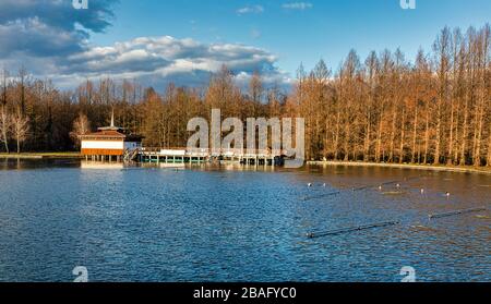 HEVIZ, UNGARN - 7. MÄRZ: Menschen schwimmen am 7. März 2020 im Thermalsee vor dem Badehaus in Heviz, Ungarn. Stockfoto