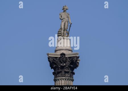 Nelsons Kolumne auf dem Trafalgar Square, London, da in ganz Großbritannien eine Sperrstelle vorhanden bleibt, um die Ausbreitung des Coronavirus einzudämmen. Stockfoto