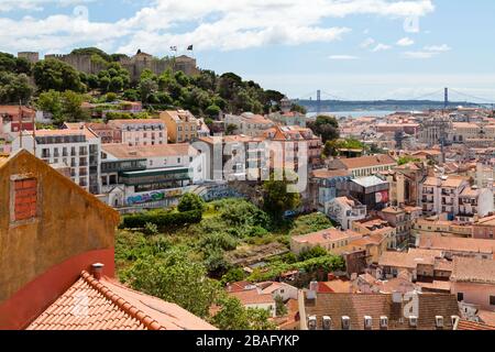 Lissabon, Portugal - 01. Juni 2018: Luftbild von einer Bergkuppe der Burg São Jorge, den Ruinen des Carmo-Convents und der Brücke vom 25. April. Stockfoto