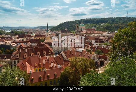 Kirche Sankt Nikolaus, Kirche Sankt Thomas und kleinere Stadt (Malá Strana) Panoramaaussicht von der Prager Burg (Hradcany) in Prag, Tschechien Stockfoto