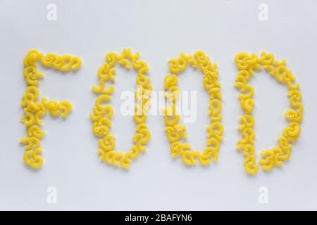 Wortkost. Italienisches Lebensmittelkonzept und Menüdesign. Ungekochte Pasta auf weißem Hintergrund. Flaches Lay. Draufsicht. Stockfoto