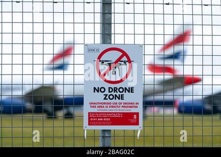 Kein Warnschild für die Drone Zone am Umfassungszaun am Flughafen Glasgow, Schottland, Großbritannien Stockfoto