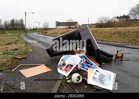 Fliegen Sie auf der Straße in Easterhouse in Glasgow, Schottland Stockfoto