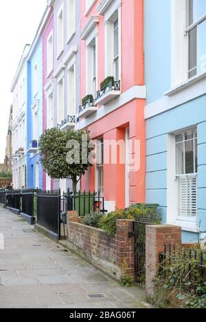 Bunt bemalte viktorianische Reihenhäuser in einer Londoner Straße (Kentish Town) Stockfoto