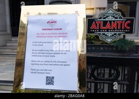 Hinweis zur Schließung aufgrund von Coronavirus außerhalb der Atlantikbar und des Restaurants im Zentrum von Glasgow, Schottland, Großbritannien, Schottland, Großbritannien Stockfoto