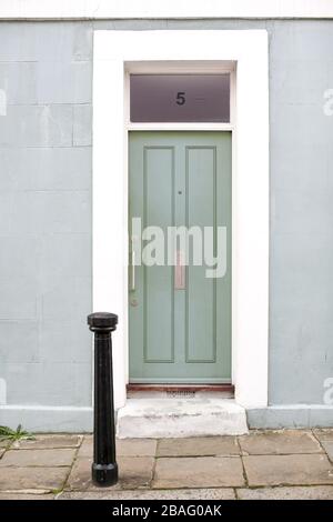 Bunte (bunte) Eingangstüren an Häusern/Häusern in einer städtischen Wohnstadt/Stadtstraße in Großbritannien. Stockfoto