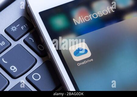 Das Symbol für die mobile Microsoft OneDrive App wird auf einem Smartphone angezeigt. OneDrive ist die persönliche Cloud-Storage-Service-Lösung von Microsoft für das Dateihosten. Stockfoto