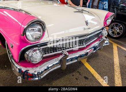 2019 Barrett-Jackson Scottsdale Auction, 1955 Ford Crown Victoria Skyliner Stockfoto