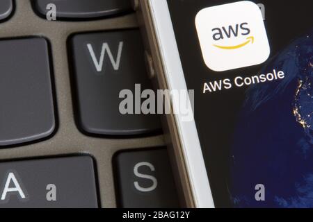 AWS (Amazon Web Services) Management Console Mobile App Symbol wird auf einem Smartphone gesehen. Stockfoto