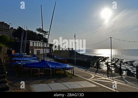 Bristol, Großbritannien. März 2020. UK.Covid-19 Virus-Lockdown. "Stay at Home Advice.sehr wenige Menschen sind an Clevdon Seafront und Yachthafen an einem Frühlingsnachmittag, nach einem Government Lockdown, zu sehen." Bildnachweis: Robert Timoney/Alamy Live News Stockfoto