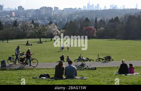 27. März 2020, Hessen, Frankfurt am Main: Viele Ausflügler genießen das schöne Wetter auf einer Fahrt auf den Lohrberg im Norden der bei den Frankfurtern beliebten Bankenstadt. Foto: Arne Dedert / dpa Stockfoto